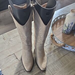 Bone Color Light Cream Colored Western Women's Boots NWT